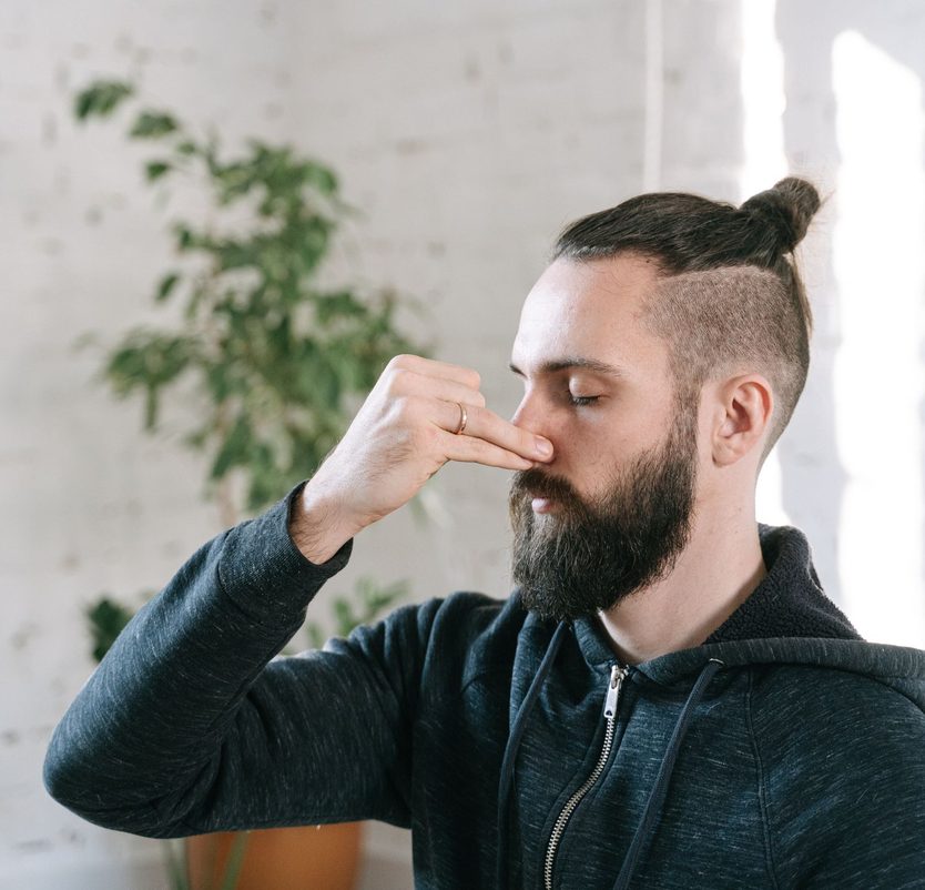 Persona practicando un ejercicio de respiración consciente